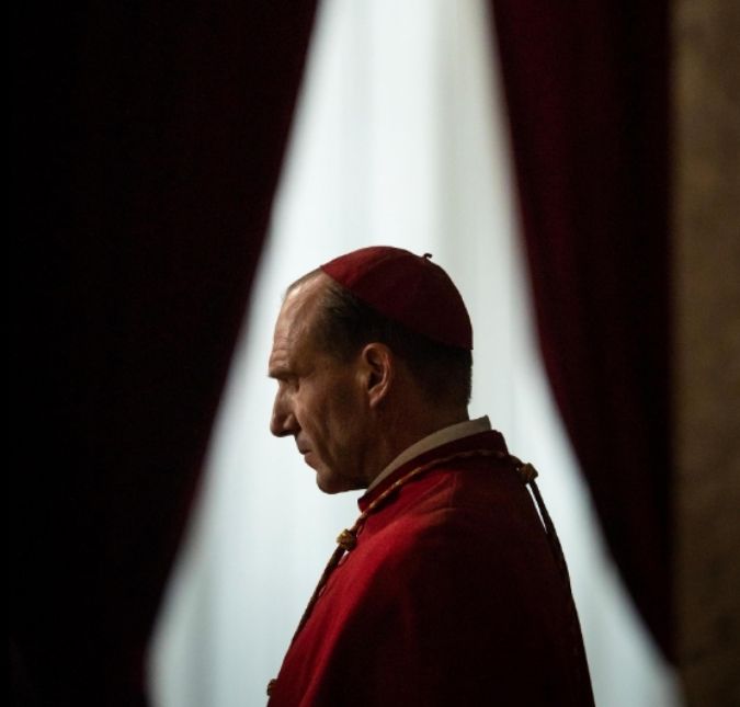 Saiba o que é real ou <i>fake</i> no filme <i>Conclave</i>