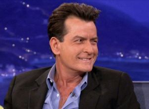Filha de Charlie Sheen chama atenção ao apostar em top vazado sem sutiã