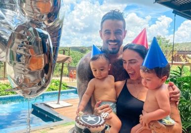 Papais de gêmeos! Veja os melhores momentos da família de Clara Maia e André Coelho
