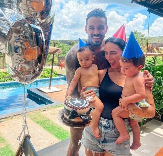 Papais de gêmeos! Veja os melhores momentos da família de Clara Maia e André Coelho