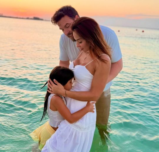Maíra Cardi revela que está grávida de Thiago Nigro. Veja os famosos que anunciaram a gravidez em 2025!