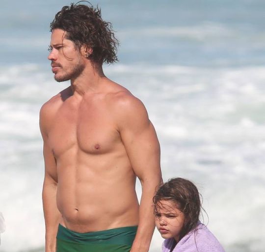 José Loreto curte domingo ensolarado com a filha em praia no Rio de Janeiro