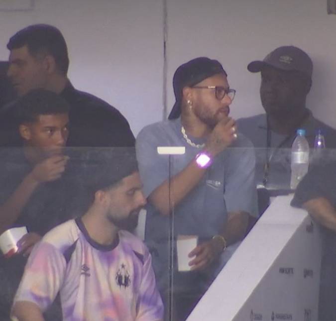 Óculos de grau, boné para trás, bermuda... Confira, em detalhes, tudo sobre o estilo de Neymar Jr.!