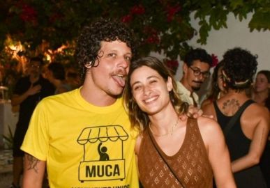 Luisa Arraes leva família para curtir <i>show</i> de Chico Chico, filho de Cássia Eller