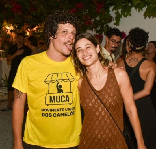 Luisa Arraes leva família para curtir <i>show</i> de Chico Chico, filho de Cássia Eller