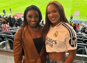 É muito ouro para uma só foto! Rebeca Andrade e Simone Biles posam juntas