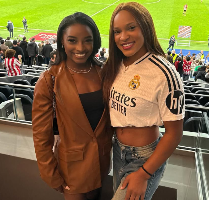 É muito ouro para uma só foto! Rebeca Andrade e Simone Biles posam juntas