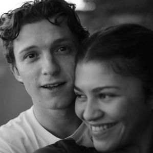 Tom Holland e Zendaya não são os únicos! Confira os famosos que noivaram em 2025