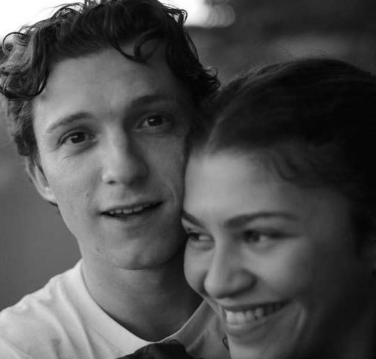 Tom Holland e Zendaya não são os únicos! Confira os famosos que noivaram em 2025
