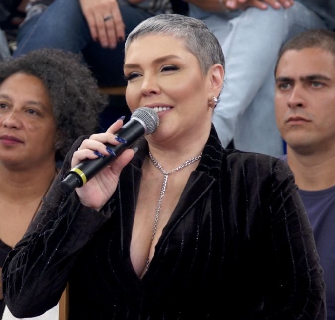 Simony reflete sobre remissão do câncer e fala sobre cicatriz: - <i>Não foi fácil</i>