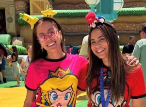 Em Orlando, Lexa curte parque temático ao lado de Anitta: <i>Sendo feliz</i>