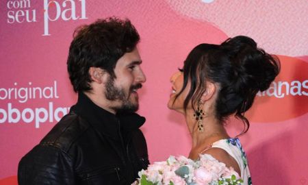 Sabrina Sato ganha buquê de flores de Nicolas Prattes em lançamento de novo <i>reality show</i>