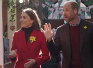 Em viagem para comemorarem aniversário de casamento, Príncipe William e Kate Middleton abrem álbum de fotos