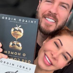 Grávida, Maíra Cardi lança livro ao lado de Thiago Nigro: - <i>Histórias que eu nunca contei para ninguém</i>