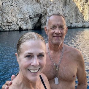 Tom Hanks e Rita Wilson comemoram 37 anos de casado com foto curtindo viagem