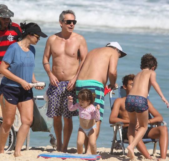 Aproveitando folga nas gravações de <i>Vale Tudo</i>, Alexadre Nero curte dia de praia com a família