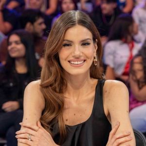 Camila Queiroz se pronuncia após ser criticada por falar que a mãe ainda trabalha como manicure