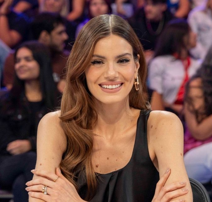 Camila Queiroz se pronuncia após ser criticada por falar que a mãe ainda trabalha como manicure
