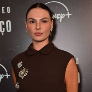Prestes a se casar, Isis Valverde compartilha compilado de vídeos e recita poema: <i>As minhas alegrias são intensas</i>