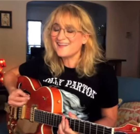 Morre Jill Sobule, cantora da trilha sonora de <i>As Patricinhas de Beverly Hills</i>, em incêndio doméstico. Veja quem são os famosos que nos deixaram em 2025