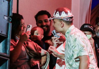 Esposa e filho de João Gomes roubam a cena em apresentação do cantor no segundo dia do <i>Nômade Festival</i>