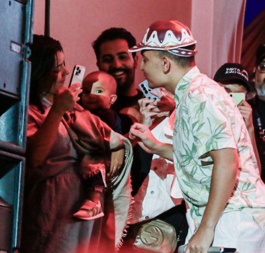 Esposa e filho de João Gomes roubam a cena em apresentação do cantor no segundo dia do <i>Nômade Festival</i>
