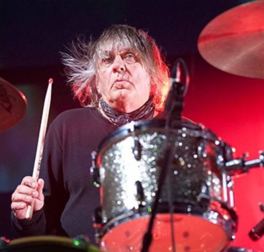 Morre James Baker, baterista do <i>Hoodoo Gurus</i>. Veja quem são os famosos que nos deixaram em 2025