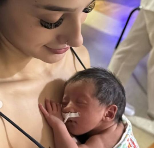 Bia Miranda atualiza estado de Maysha: <i>Pegou o peito pela primeira vez</i>. Veja o que sabemos sobre o estado de saúde da caçula da influenciadora