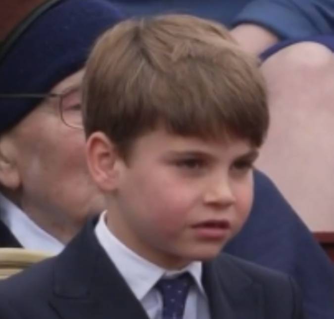 Príncipe Louis rouba a cena durante evento real após arrumar o cabelo e <i>limpar</i> o pai, Príncipe William