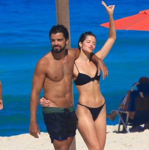 Agatha Moreira e Rodrigo Simas trocam carinhos em dia de praia