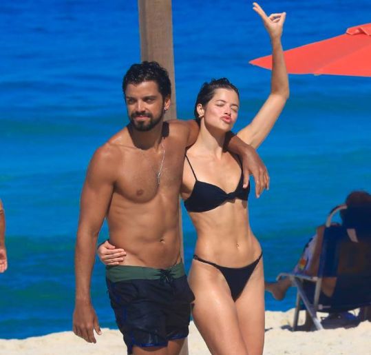 Agatha Moreira e Rodrigo Simas trocam carinhos em dia de praia