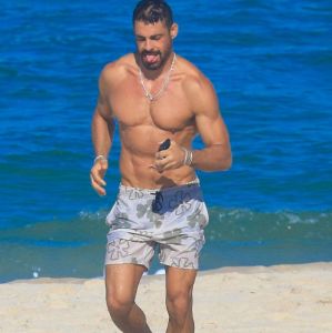 Cauã Reymond ostenta tanquinho e curte praia durante folga nas gravações de <i>Vale Tudo</i>