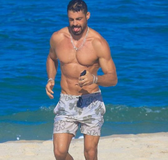 Cauã Reymond ostenta tanquinho e curte praia durante folga nas gravações de <i>Vale Tudo</i>