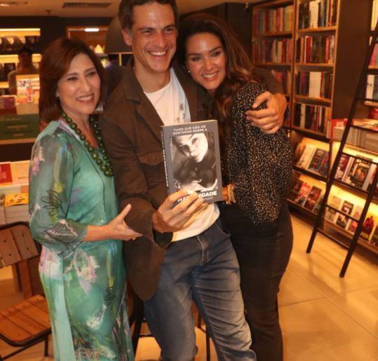 Longe das novelas, Fernanda Machado recebe famosos em lançamento de livro