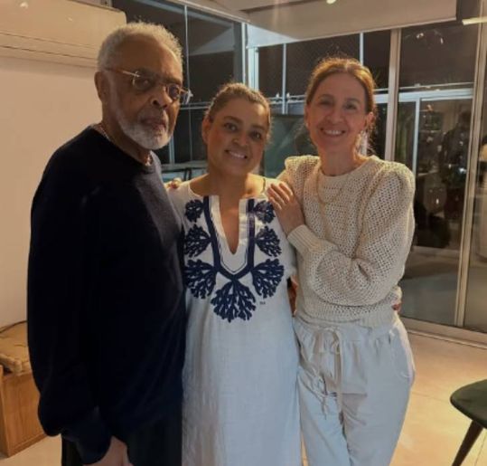 Gilberto Gil aparece ao lado de Preta Gil e revela alta hospitalar da filha. Veja o que sabemos sobre a recuperação da cantora desde a cirurgia