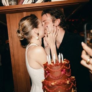 Gigi Hadid e Bradley Cooper surgem aos beijos em foto publicada por modelo