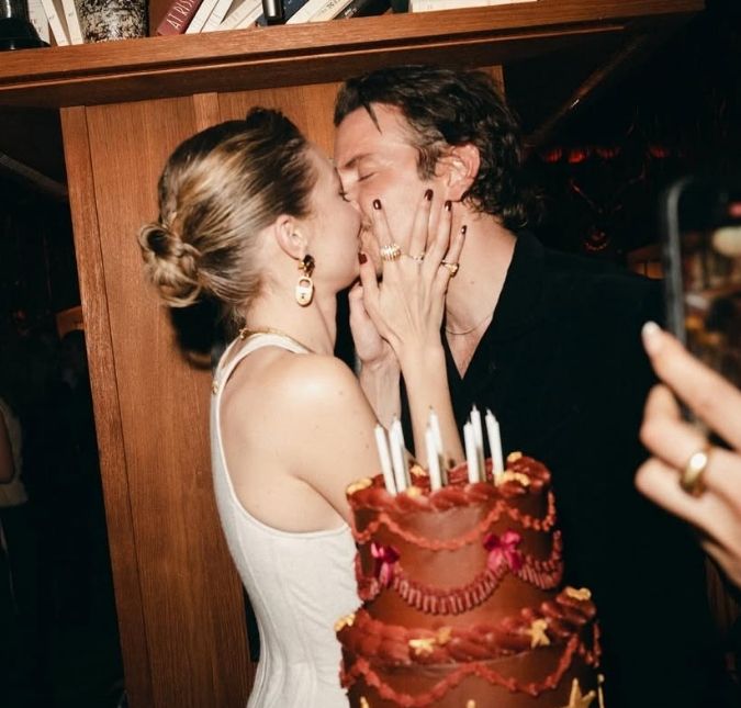 Gigi Hadid e Bradley Cooper surgem aos beijos em foto publicada por modelo