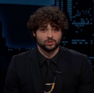 Queridinho dos <i>streamings</i>, Zach Galifianakis como inspiração... Confira curiosidades sobre Noah Centineo