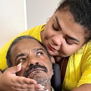 Filha de Arlindo Cruz atualiza estado de saúde do cantor, internado com quadro de pneumonia: <I>Bem e estável</i>