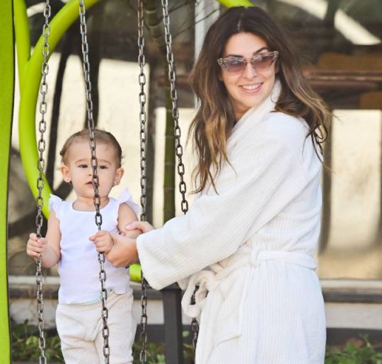 Fofura! Fernanda Paes Leme é flagrada brincando em balanço com a filha Pilar
