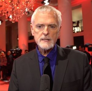 James Foley, diretor de <i>House of Cards</i> e <i>Caminhos Violentos</i>, morre aos 71 anos de idade. Veja quem são os famosos que nos deixaram em 2025