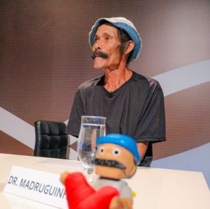 Humorista Madruguinha do Brasil, do <i>The Noite com Danilo Gentili</i>, morre após infarto fulimante. Veja quem são os famosos que nos deixaram em 2025