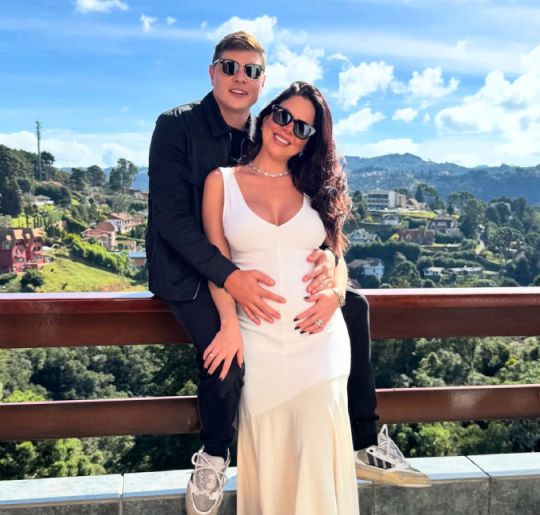 Renata Giaffredo e Alexandre, de <I>Casamento às Cegas Brasil</I>, anunciam gravidez do primeiro filho. Veja os famosos que anunciaram a gravidez em 2025!