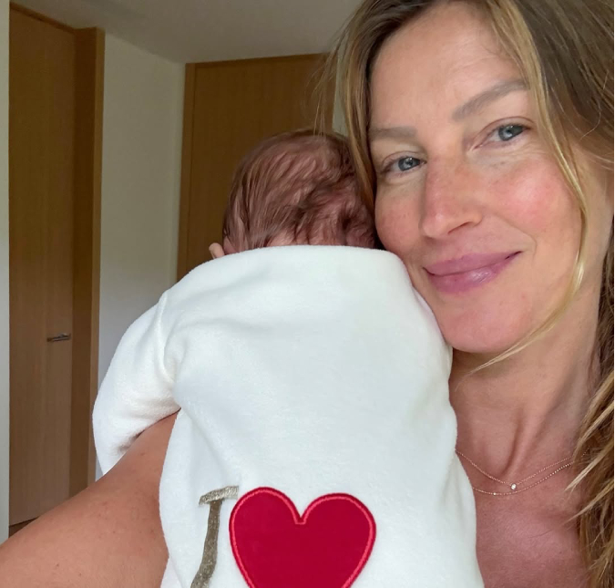 Gisele Bündchen encanta internautas em foto com bebê caçula no colo: <I>Meu maior presente</I>