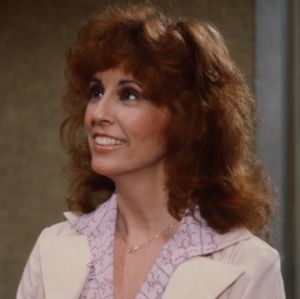 Morre Denise Alexander, atriz de <i>General Hospital</i>, aos 85 anos de idade. Veja quem são os famosos que nos deixaram em 2025