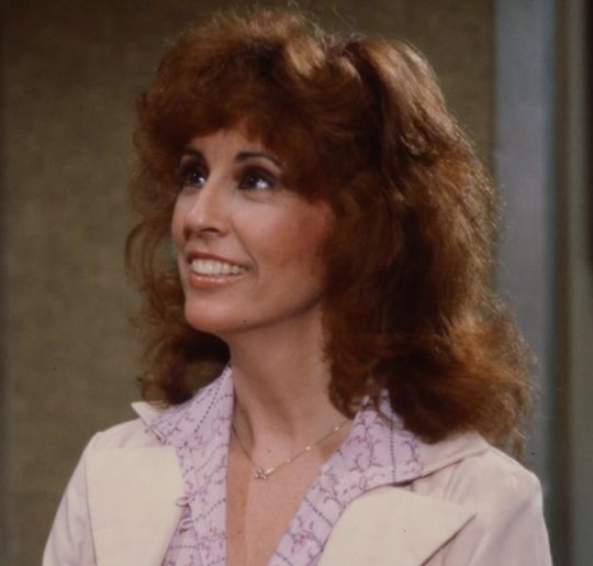 Morre Denise Alexander, atriz de <i>General Hospital</i>, aos 85 anos de idade. Veja quem são os famosos que nos deixaram em 2025