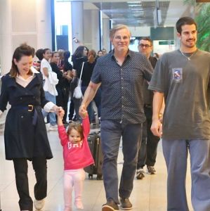 Edson Celulari embarca com a esposa e os filhos Enzo Celulari e Chiara (e a pequena rouba a cena!)