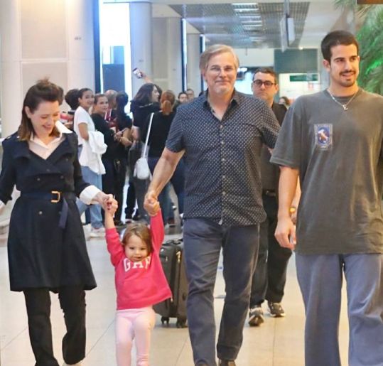 Edson Celulari embarca com a esposa e os filhos Enzo Celulari e Chiara (e a pequena rouba a cena!)