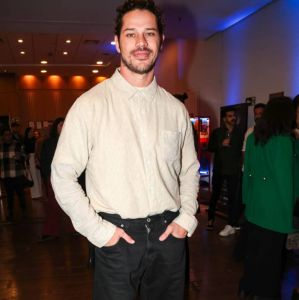 José Loreto, Giselle Batista e mais famosos se reúnem em estreia de musical