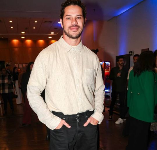 José Loreto, Giselle Batista e mais famosos se reúnem em estreia de musical